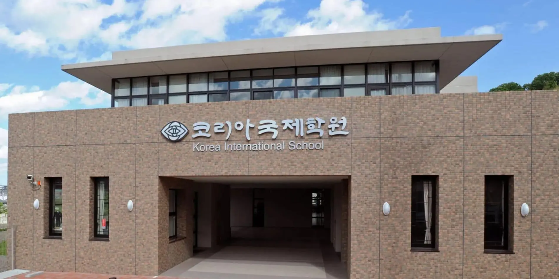 WSGallery Korea International School Osaka Cover
